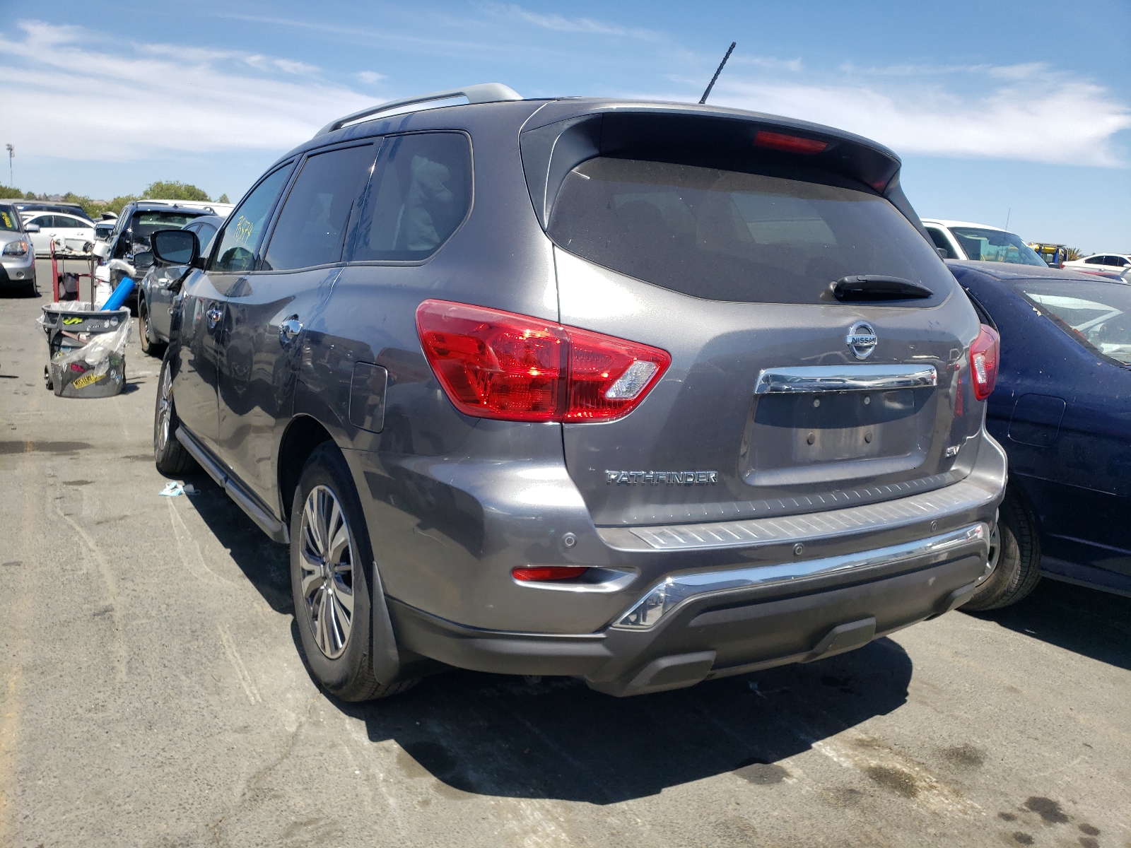 Photo 3 from auction – 2017 NISSAN PATHFINDER with VIN 5N1DR2MN1HC626820