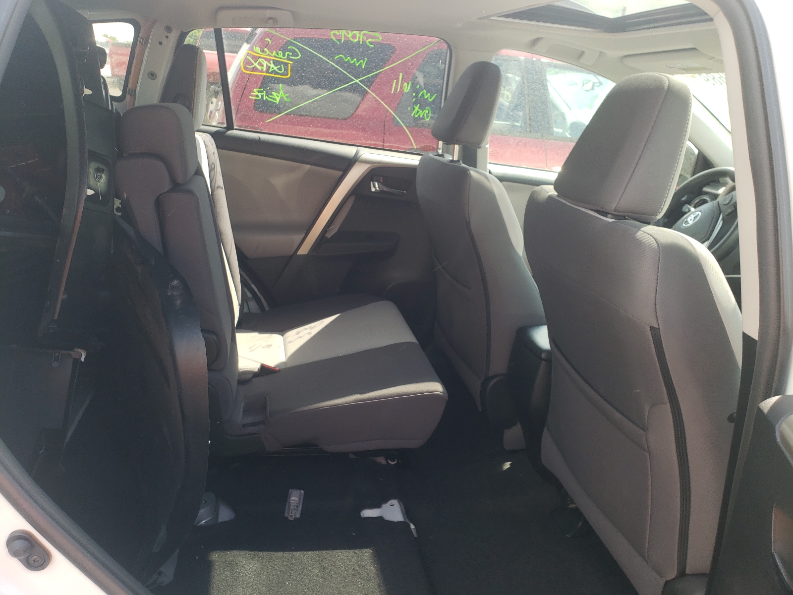 Photo 6 from auction – 2015 TOYOTA RAV4 XLE with VIN 2T3RFREVXFW391077