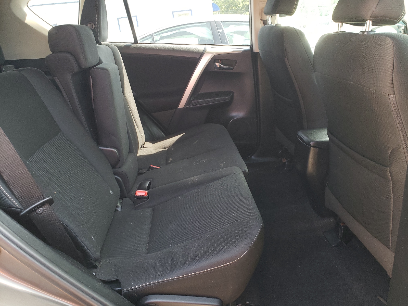 Photo 6 from auction – 2015 TOYOTA RAV4 XLE with VIN 2T3RFREV3FW253882