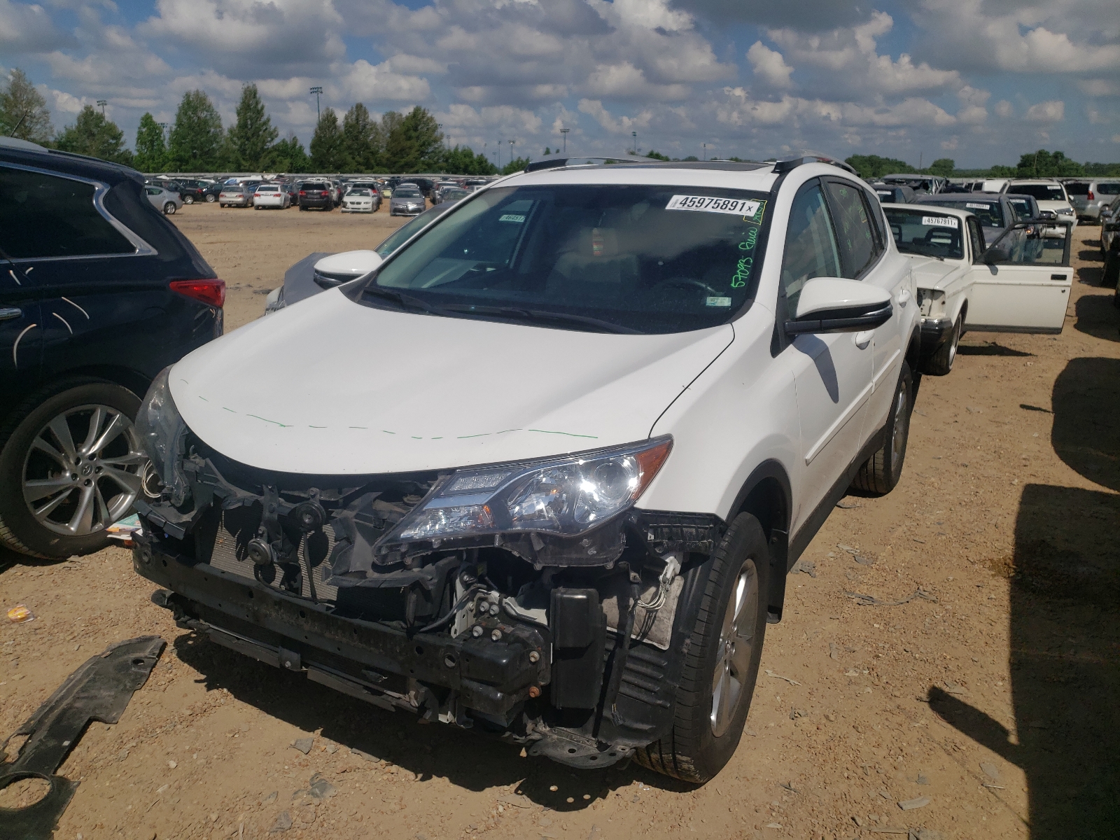 Photo 2 from auction – 2015 TOYOTA RAV4 XLE with VIN 2T3RFREVXFW391077