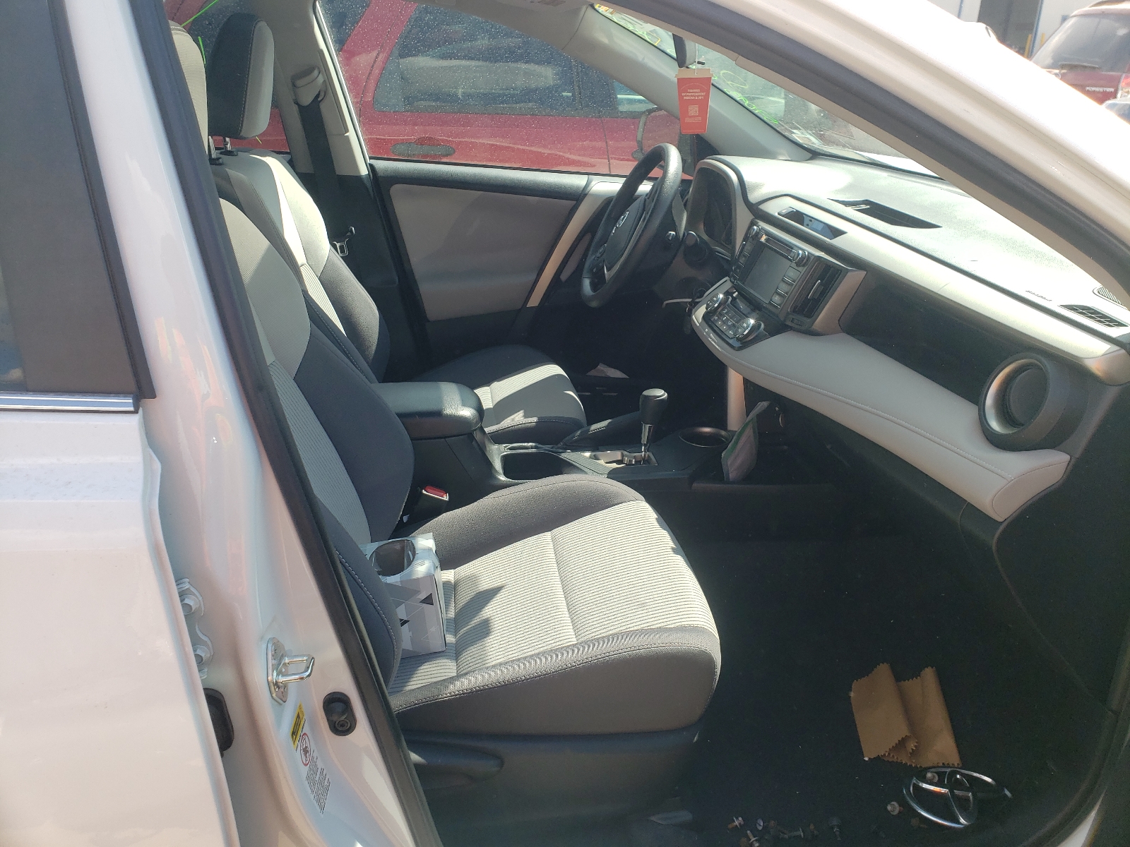 Photo 5 from auction – 2015 TOYOTA RAV4 XLE with VIN 2T3RFREVXFW391077