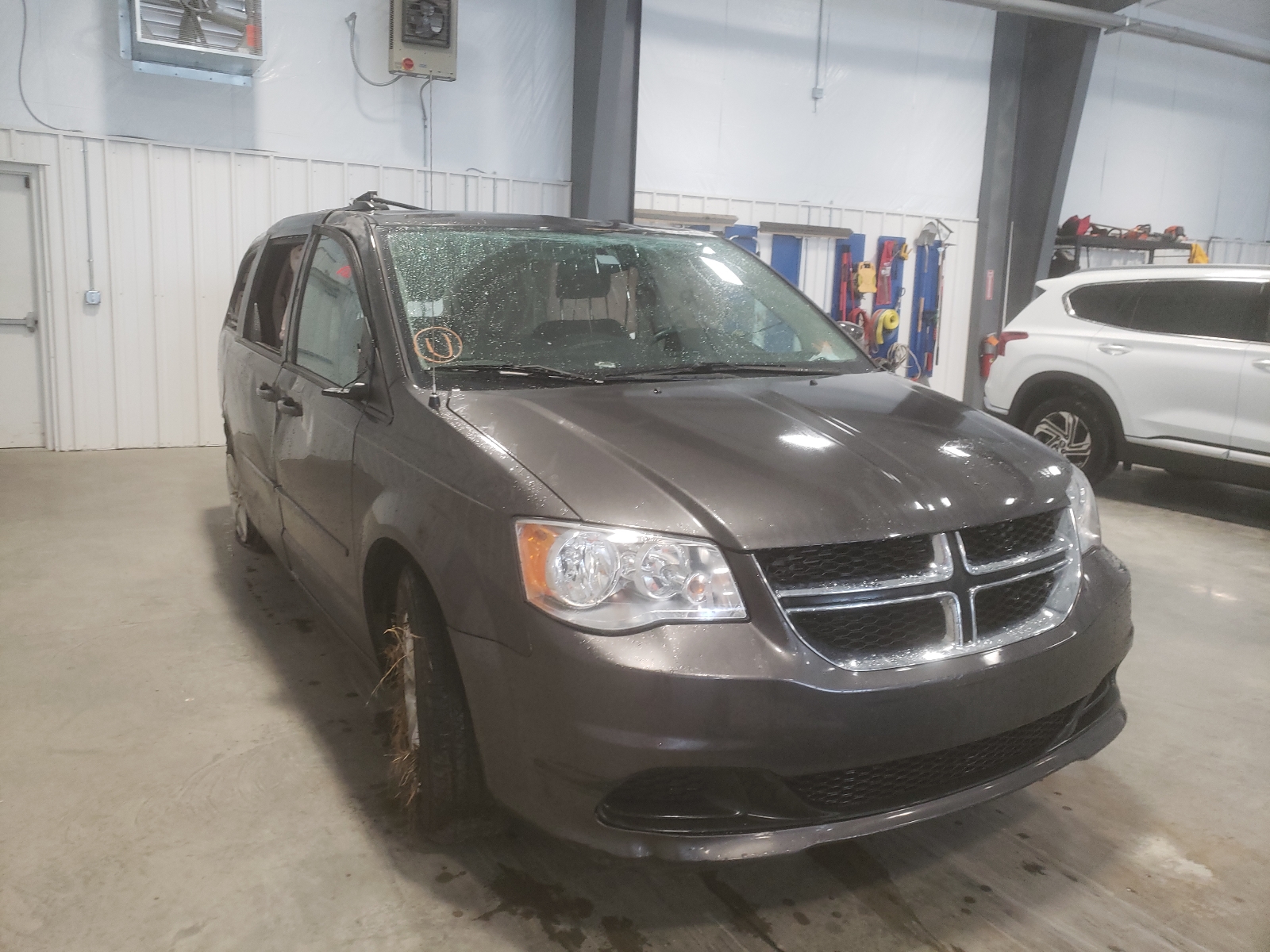 DODGE GRAND CARA 2016 مع رقم تعريف المركبة 2C4RDGCG9GR134695 - صورة من المزاد