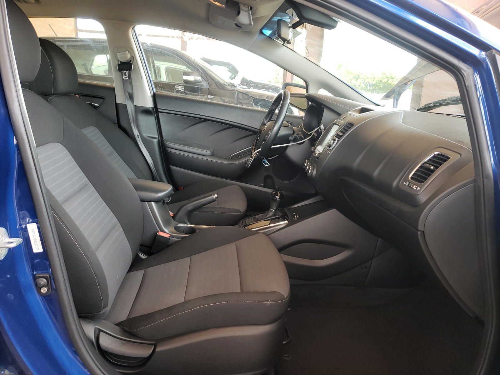 Photo 5 from auction – 2017 KIA FORTE LX with VIN 3KPFL4A78HE107174
