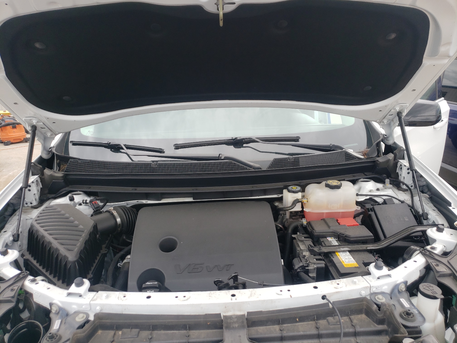 Photo 7 from auction – 2018 CHEVROLET TRAVERSE L with VIN 1GNERFKW9JJ205870