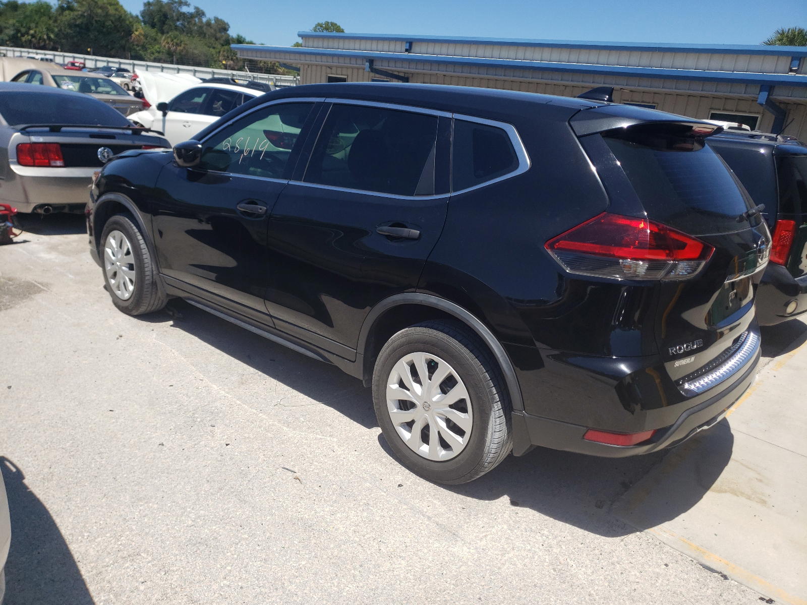 Photo 3 from auction – 2018 NISSAN ROGUE S with VIN KNMAT2MT3JP621253