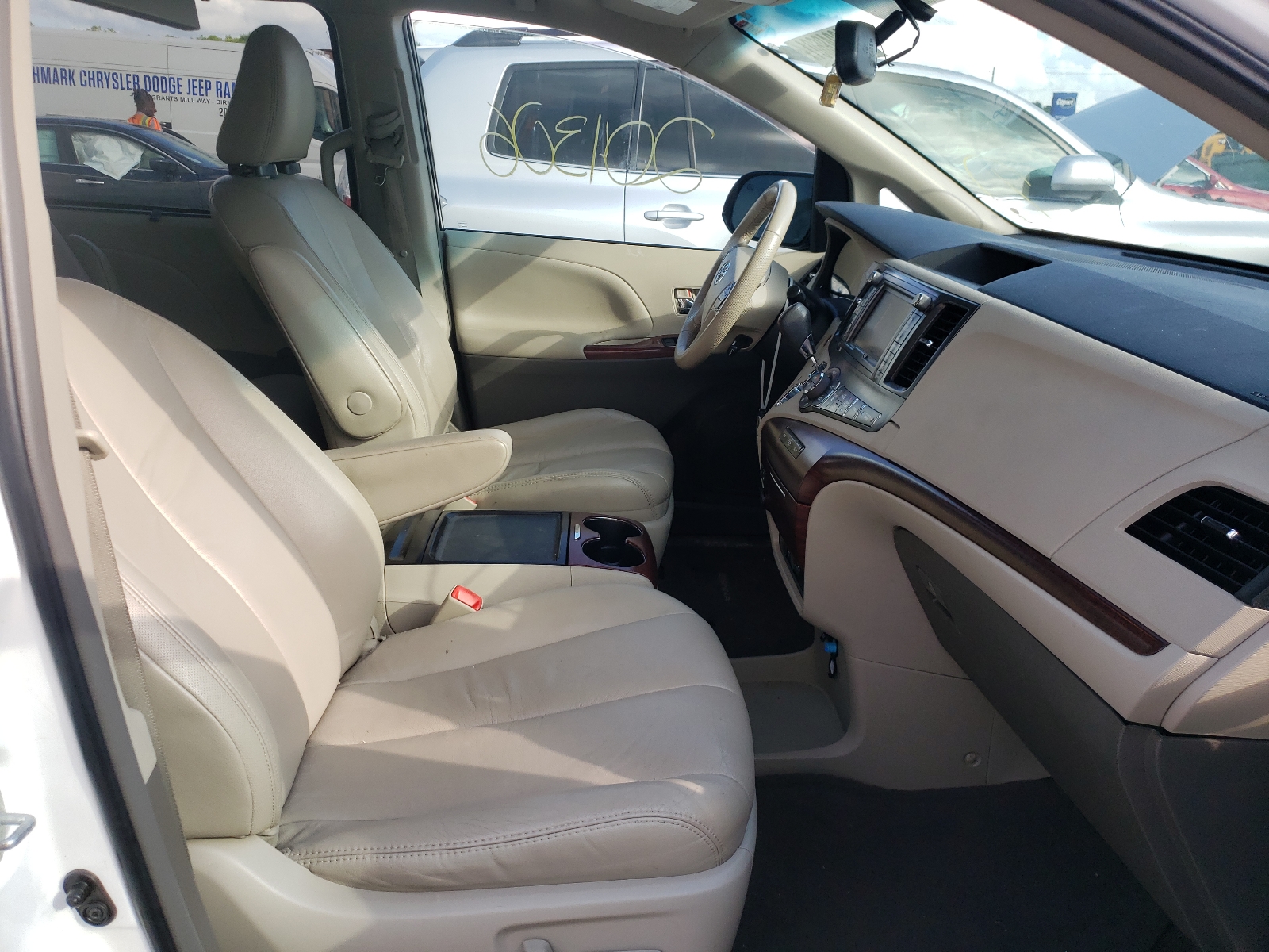 Photo 5 from auction – 2012 TOYOTA SIENNA XLE with VIN 5TDYK3DC3CS207311