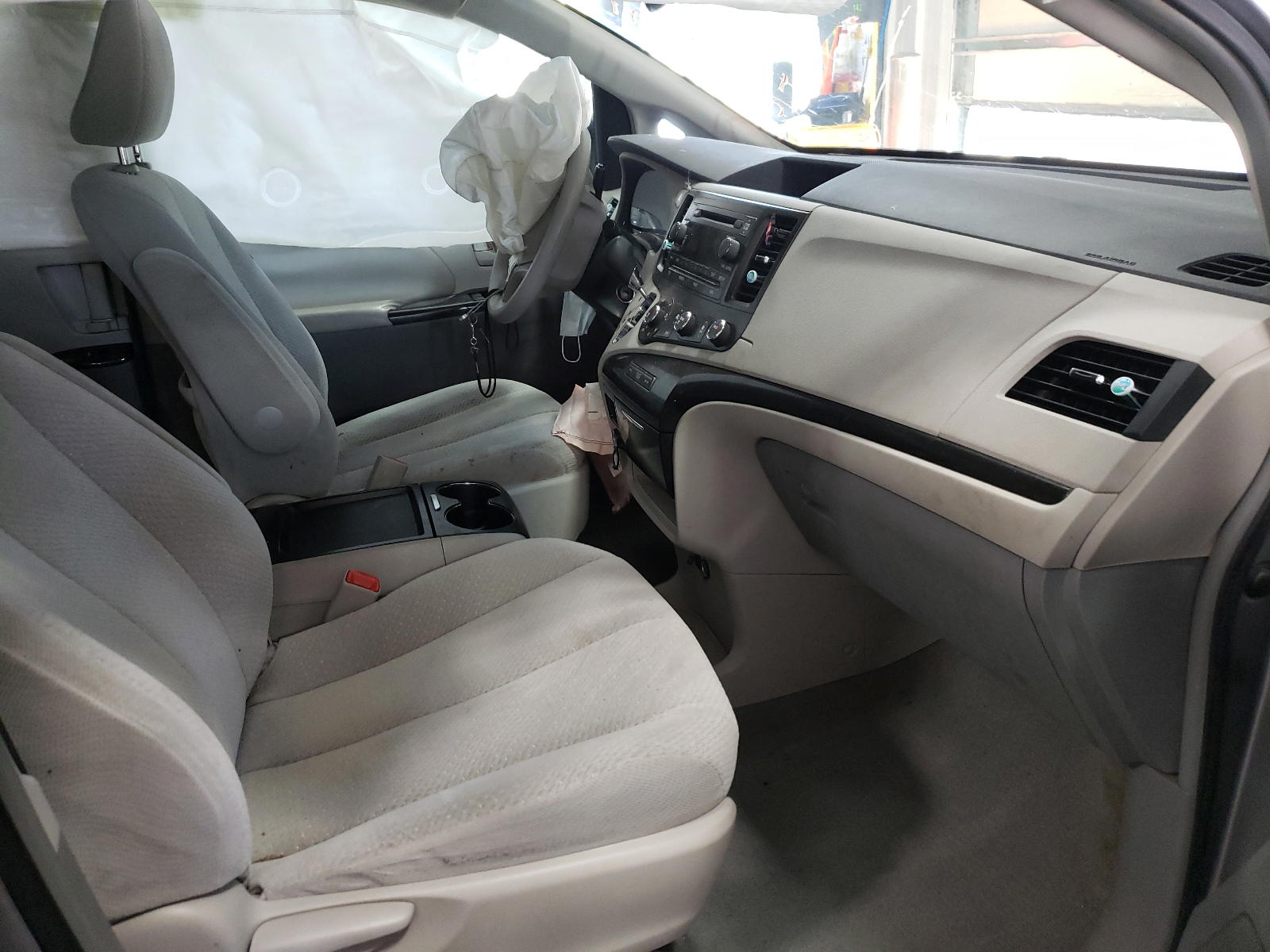 Photo 5 from auction – 2011 TOYOTA SIENNA LE with VIN 5TDKK3DC8BS022692