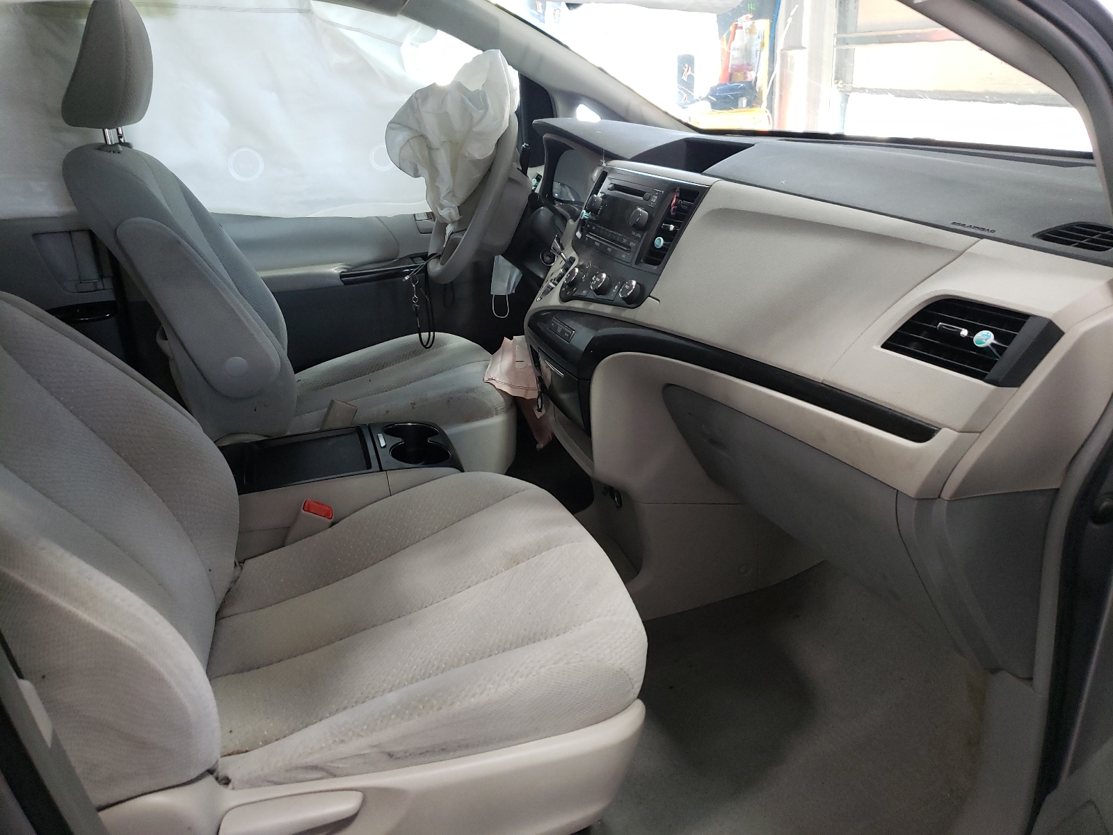Foto 5 de la subasta – 2011 TOYOTA SIENNA LE con VIN 5TDKK3DC8BS022692