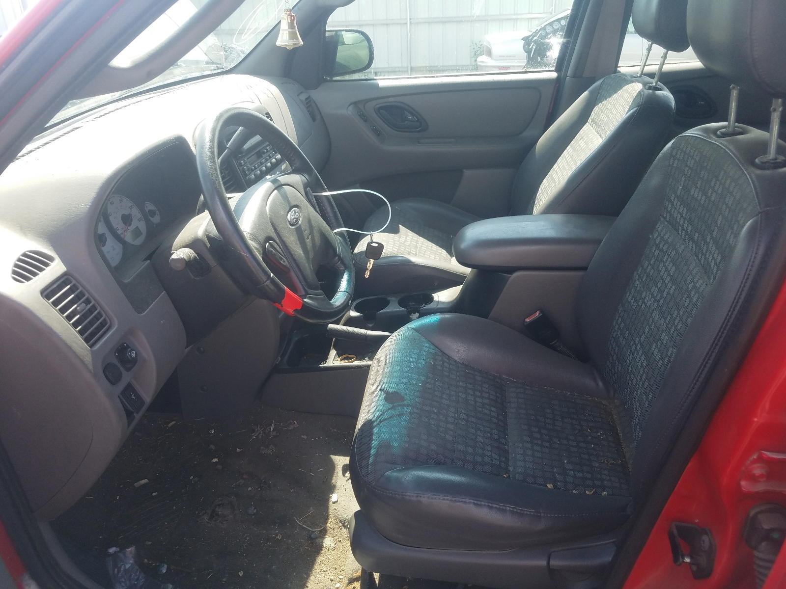 Photo 5 from auction – 2002 FORD ESCAPE XLS with VIN 1FMYU021X2KB77199