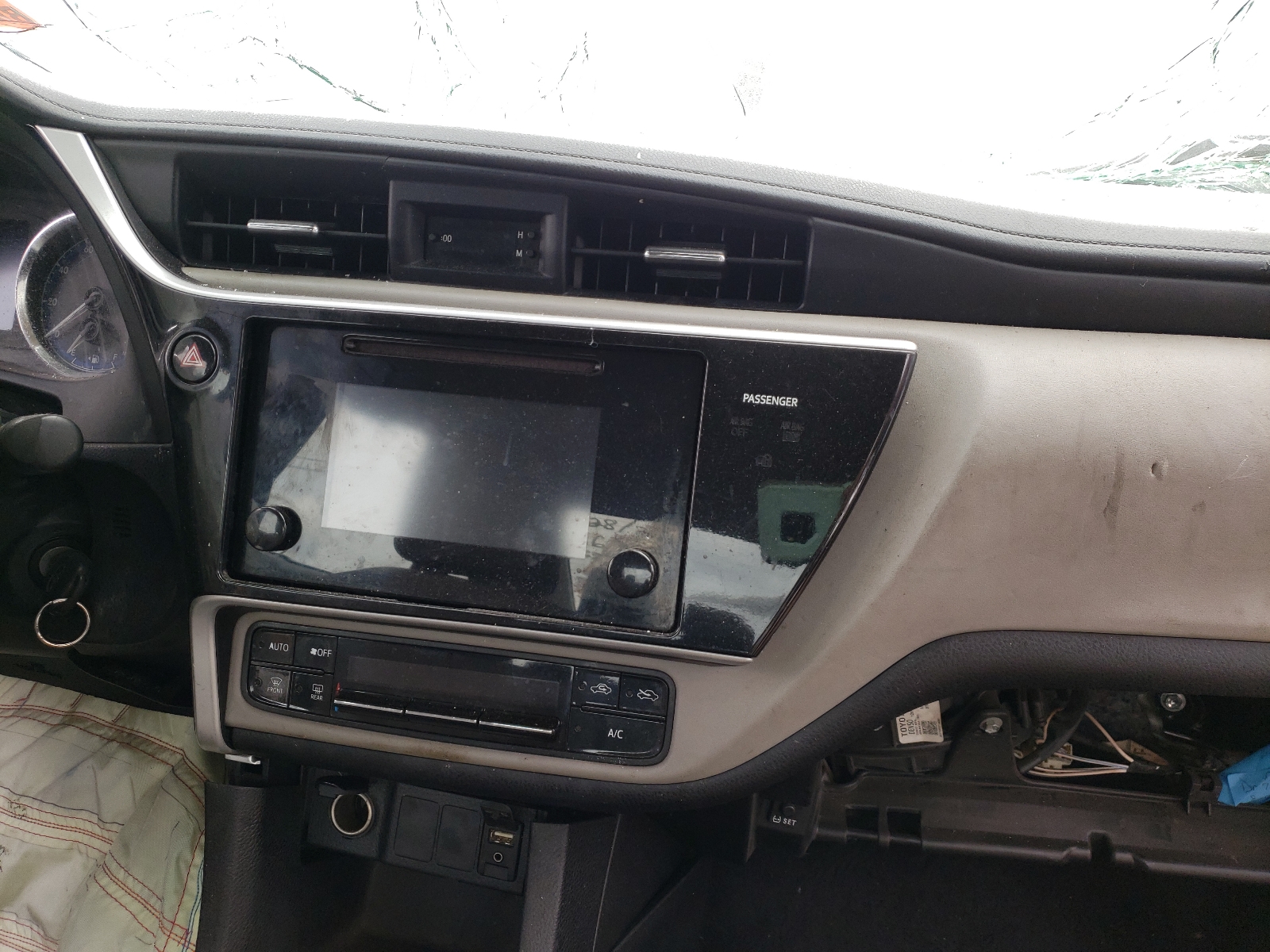 Photo 9 from auction – 2017 TOYOTA COROLLA L with VIN 5YFBURHE6HP711737