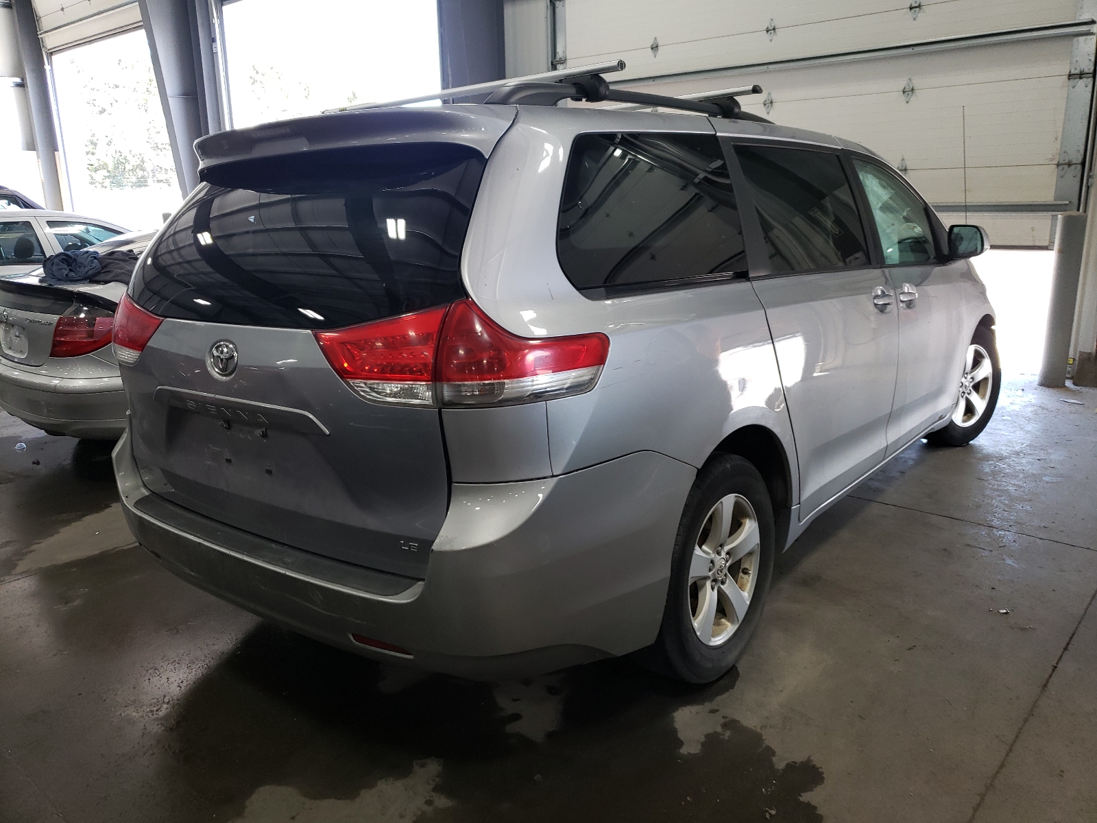 Foto 4 de la subasta – 2011 TOYOTA SIENNA LE con VIN 5TDKK3DC8BS022692