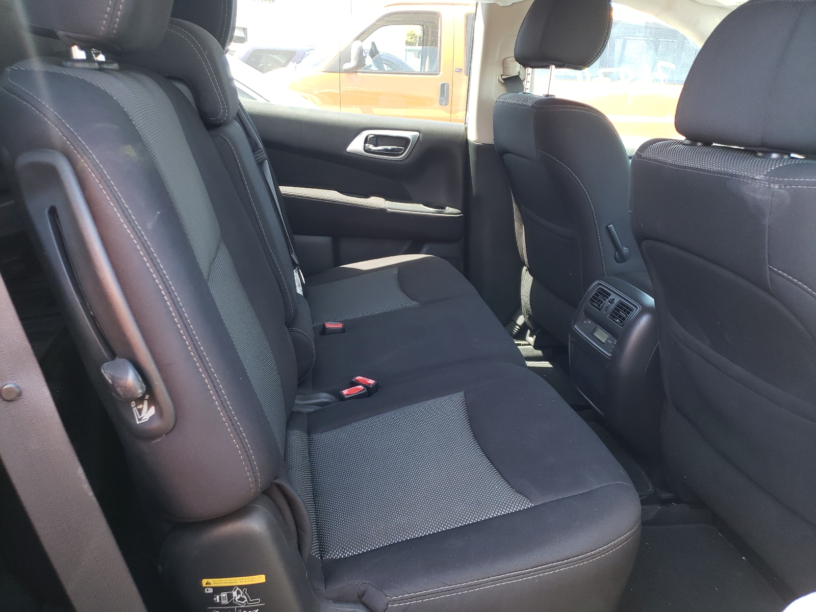 Photo 6 from auction – 2017 NISSAN PATHFINDER with VIN 5N1DR2MN1HC626820