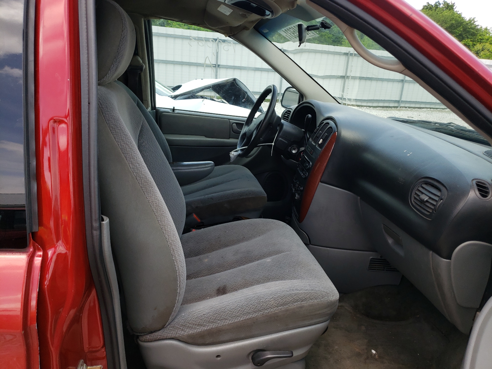 Photo 5 from auction – 2005 CHRYSLER TOWN & COU with VIN 2C4GP44R35R296848