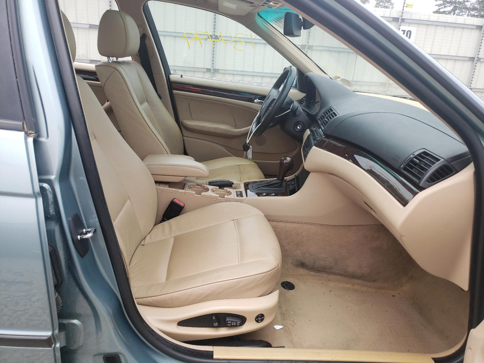 Photo 5 from auction – 2005 BMW 325 I with VIN WBAET37455NJ89436