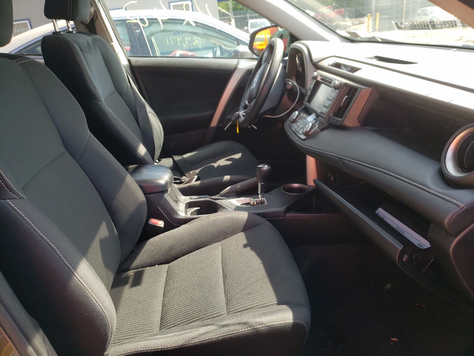 Photo 5 from auction – 2015 TOYOTA RAV4 XLE with VIN 2T3RFREV3FW253882