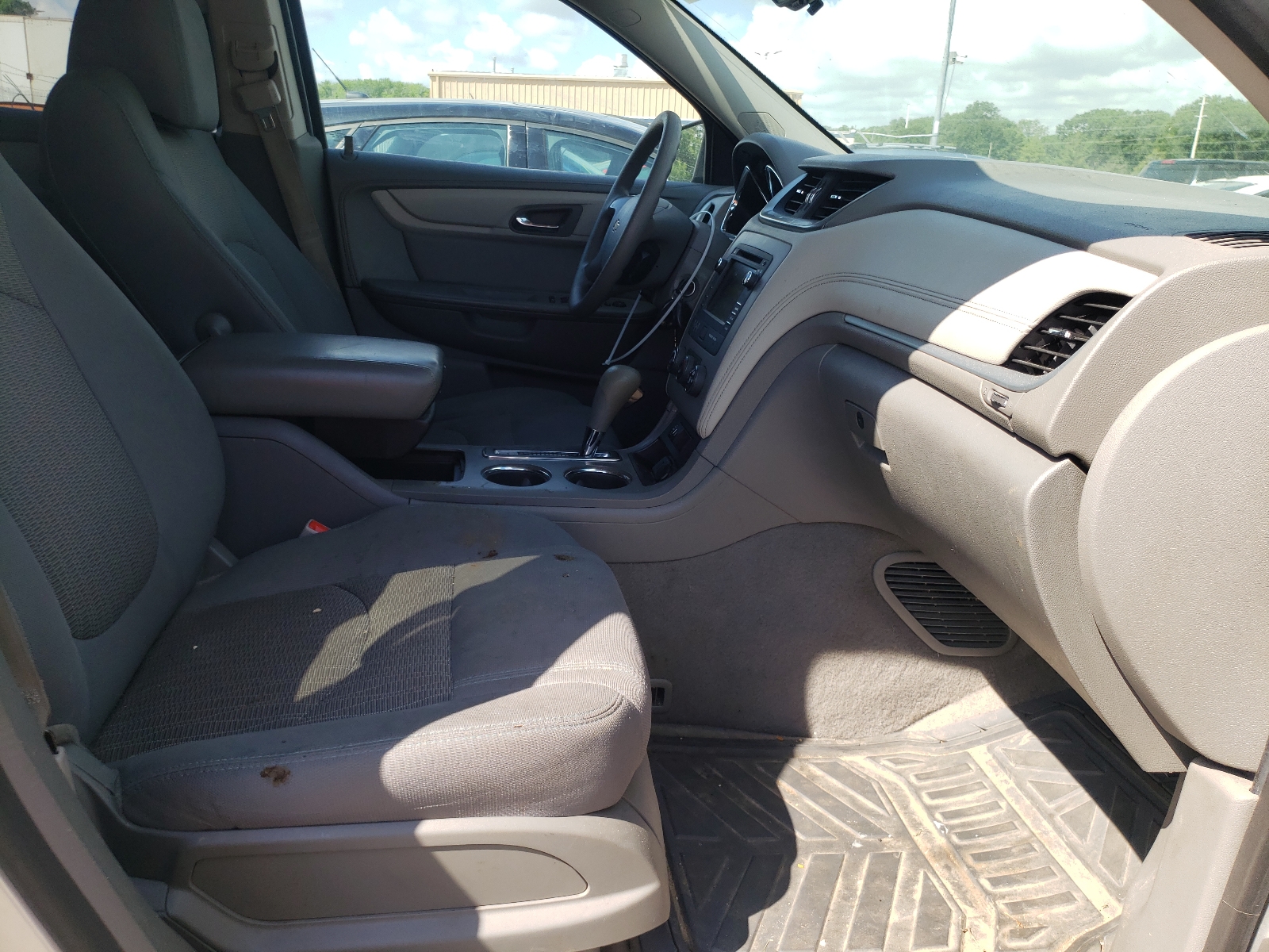 Photo 5 from auction – 2015 CHEVROLET TRAVERSE L with VIN 1GNKRFED1FJ191953