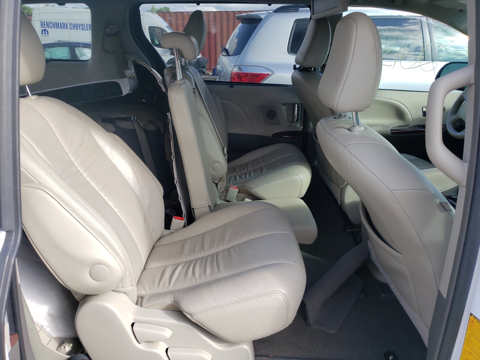 Photo 6 from auction – 2012 TOYOTA SIENNA XLE with VIN 5TDYK3DC3CS207311