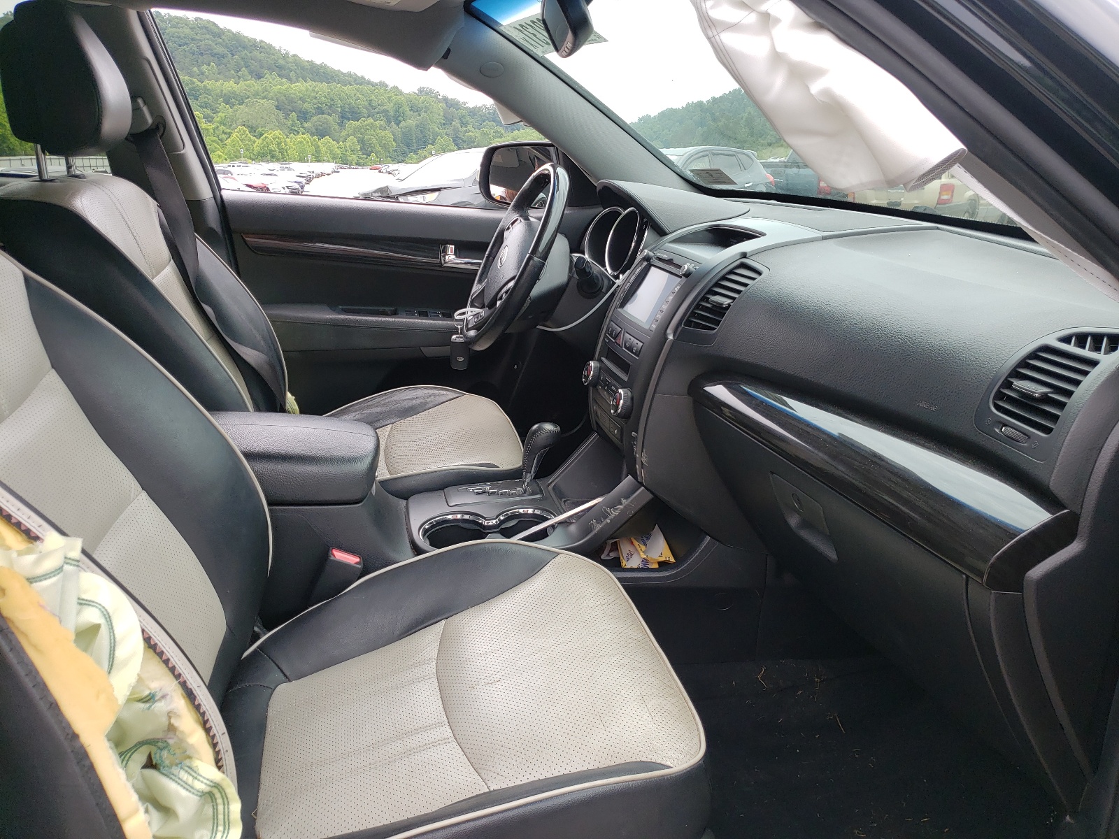 Photo 5 from auction – 2012 KIA SORENTO SX with VIN 5XYKWDA23CG210282