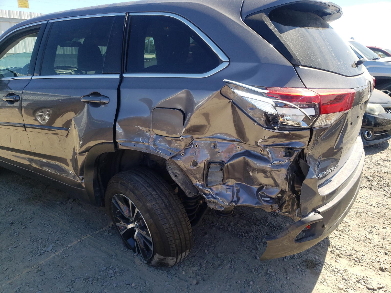 Photo 9 from auction – 2017 TOYOTA HIGHLANDER with VIN 5TDBZRFH9HS445300