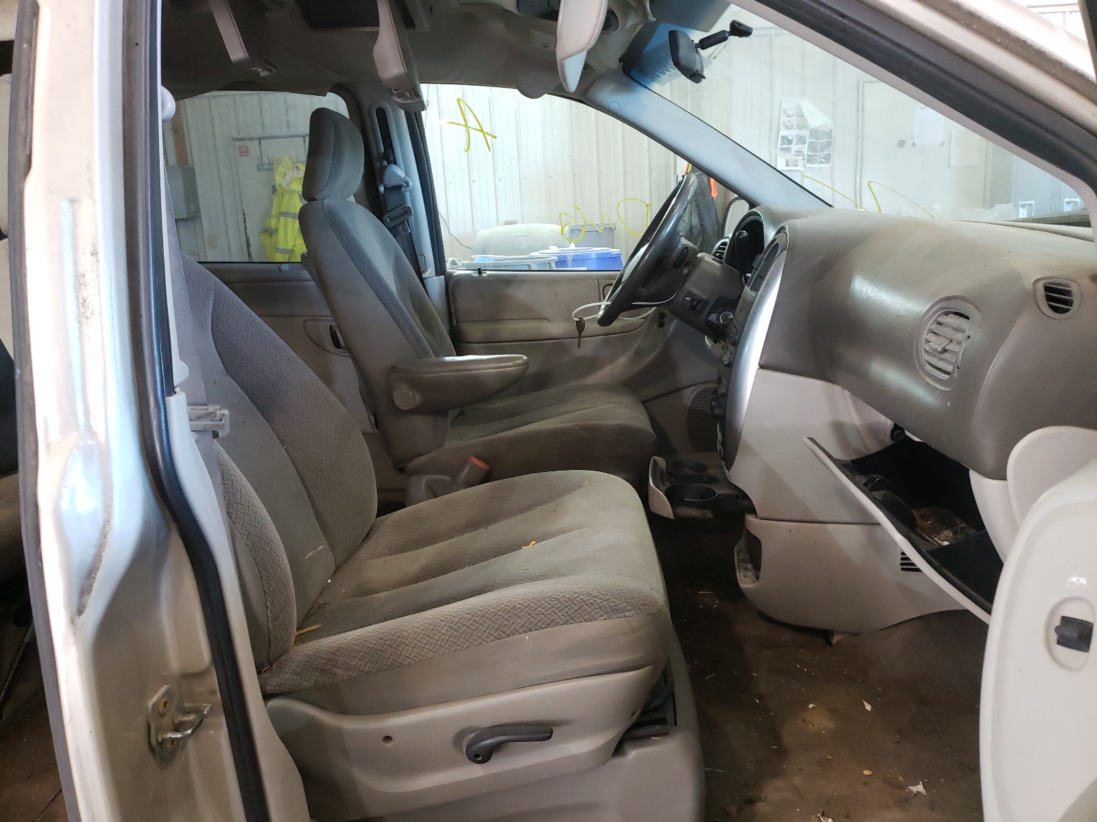 Photo 5 from auction – 2005 CHRYSLER TOWN & COU with VIN 2C8GP54L55R268310
