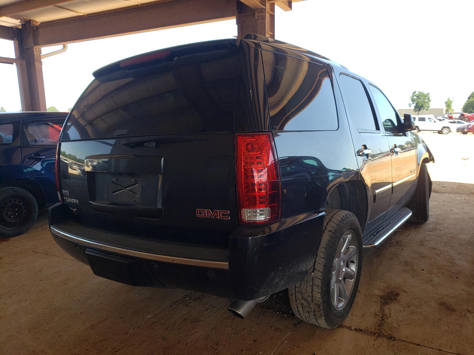 Photo 4 from auction – 2011 GMC YUKON DENA with VIN 1GKS1EEF3BR215214