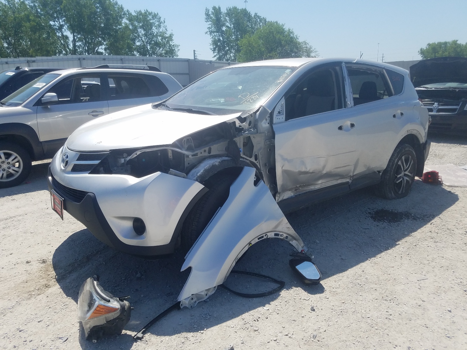 Photo 2 from auction – 2015 TOYOTA RAV4 LE with VIN JTMBFREV3FJ048224