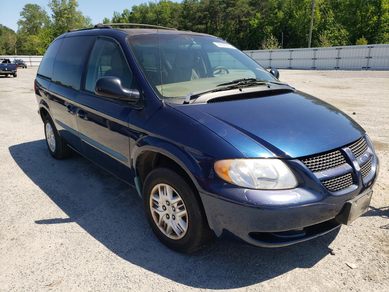 DODGE CARAVAN 2002 with VIN 1B4GP453X2B729759 - Photo from auction
