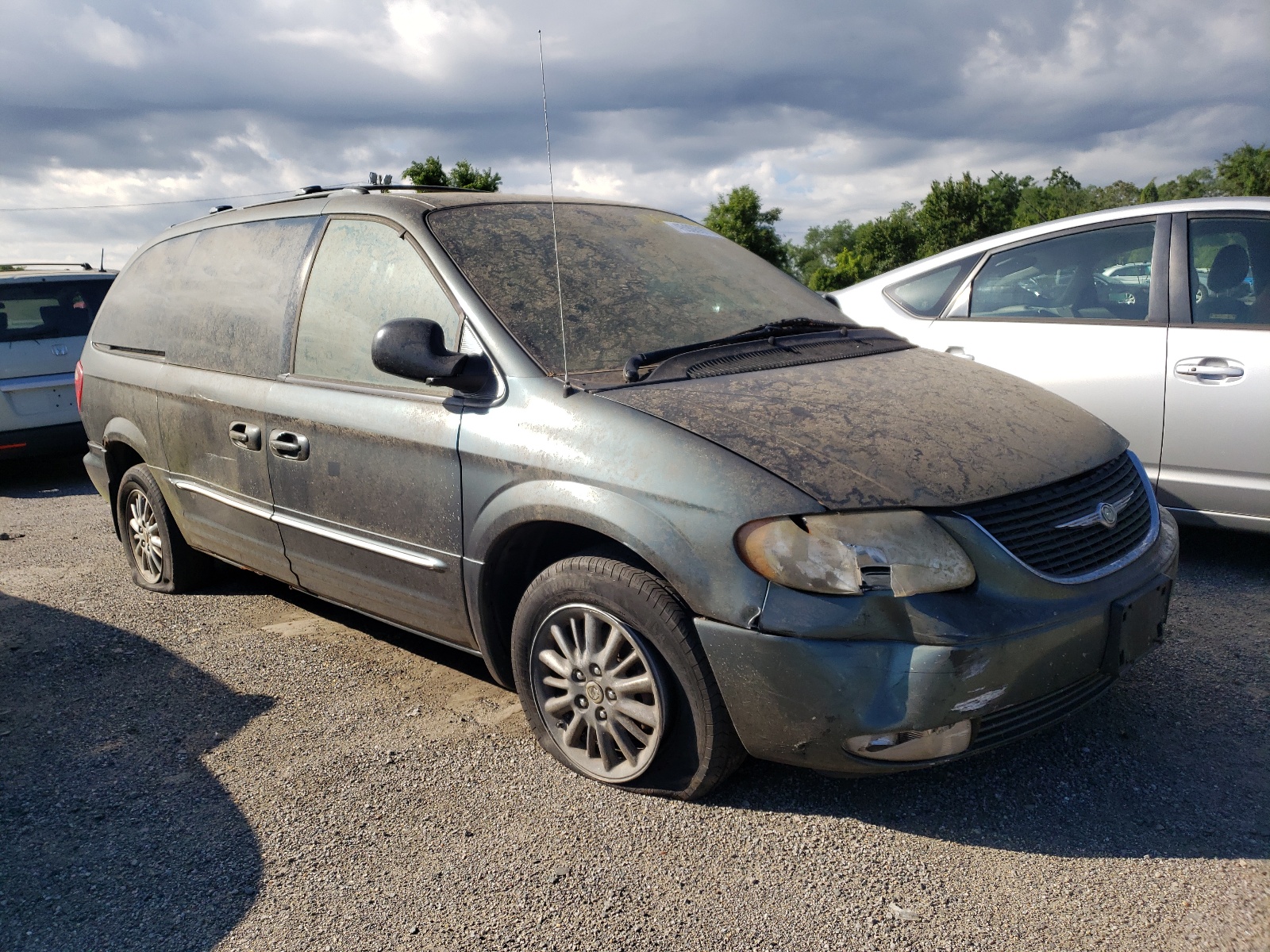 CHRYSLER TOWN AND C 2003 with VIN 2C8GP64L93R266546 - Photo from auction