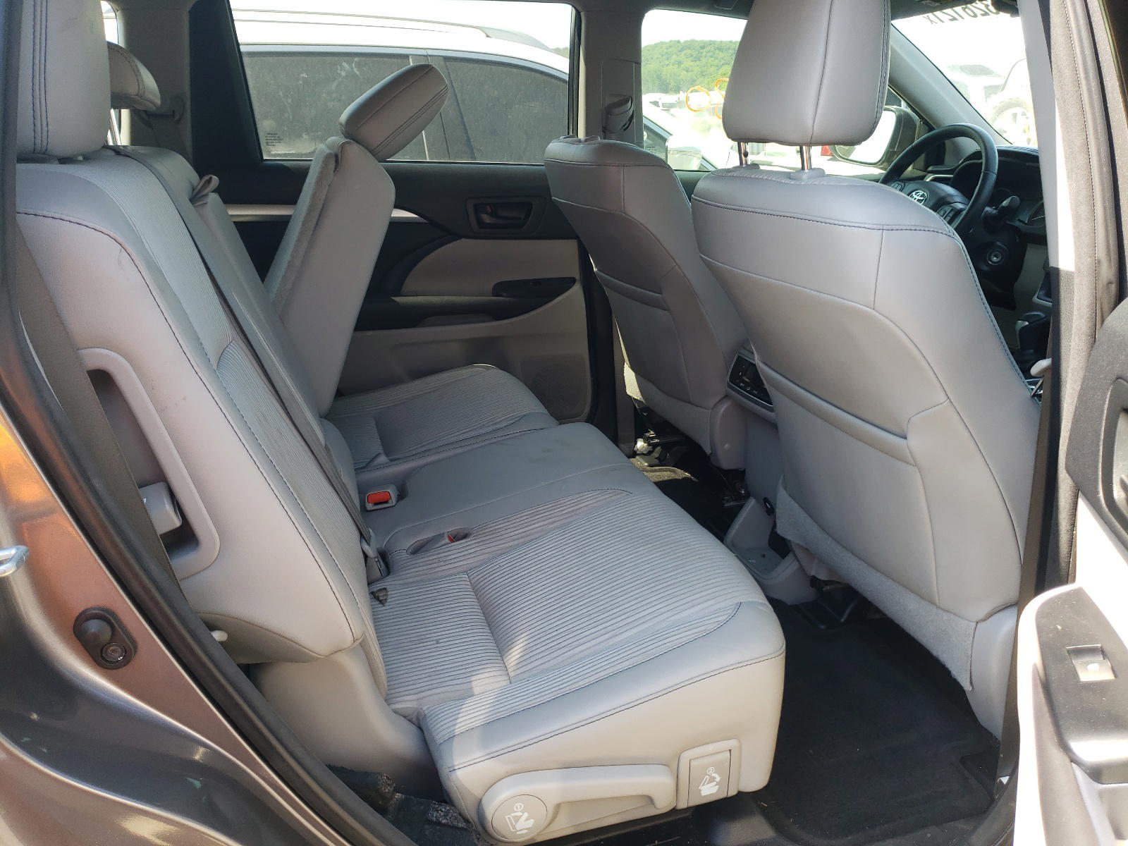 Photo 6 from auction – 2016 TOYOTA HIGHLANDER with VIN 5TDZKRFH5GS177489