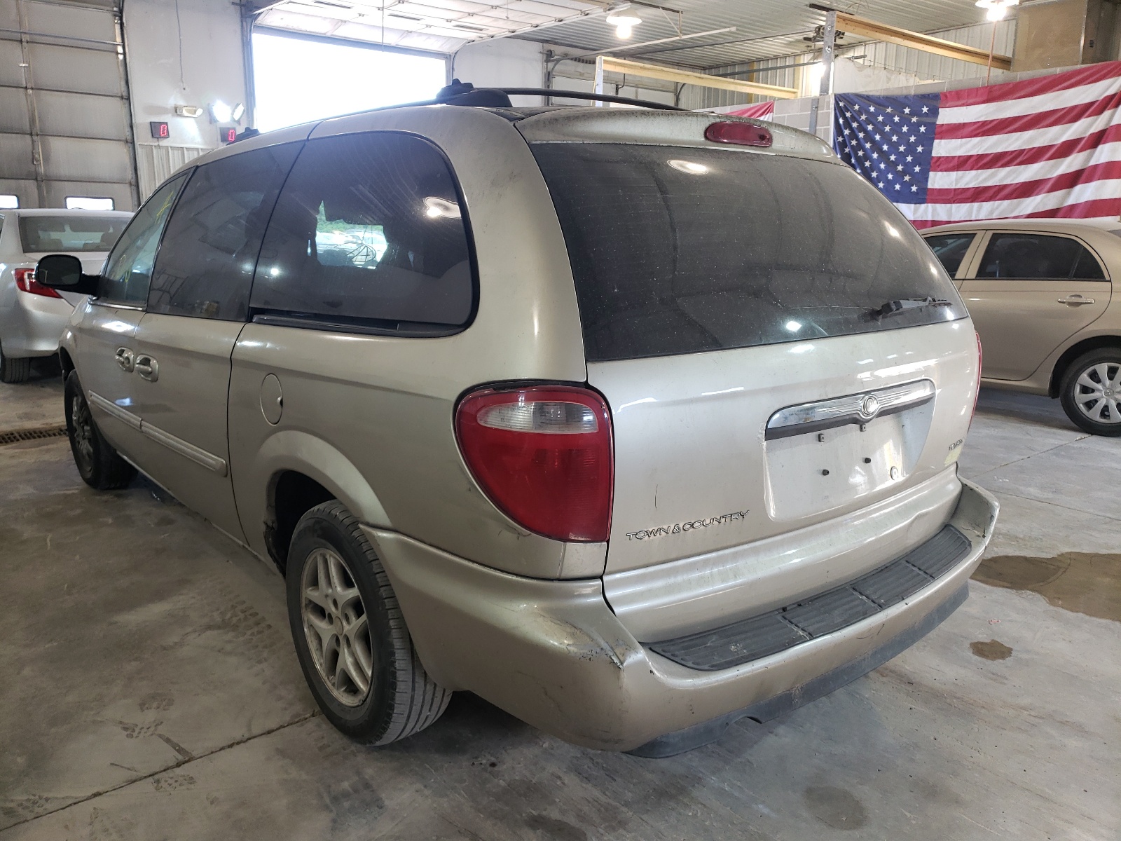 Photo 3 from auction – 2005 CHRYSLER TOWN & COU with VIN 2C8GP54L55R268310