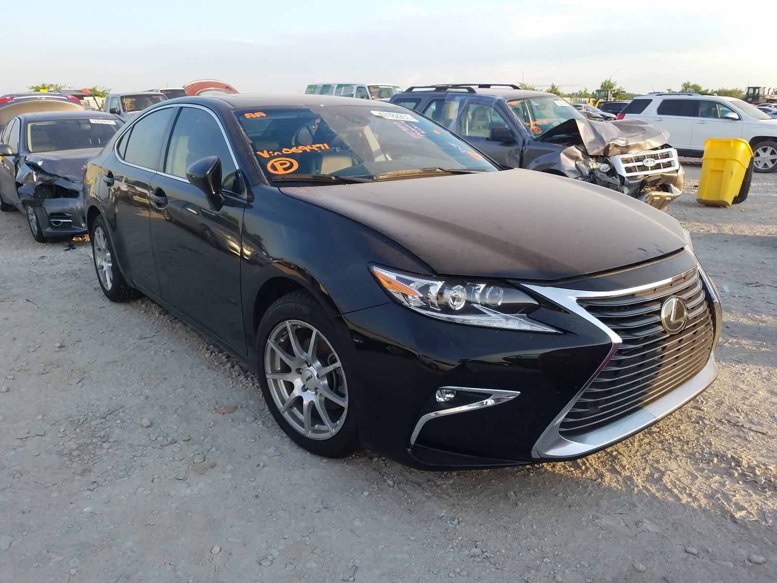 LEXUS ES 350 2017 with VIN 58ABK1GG2HU069471 - Photo from auction