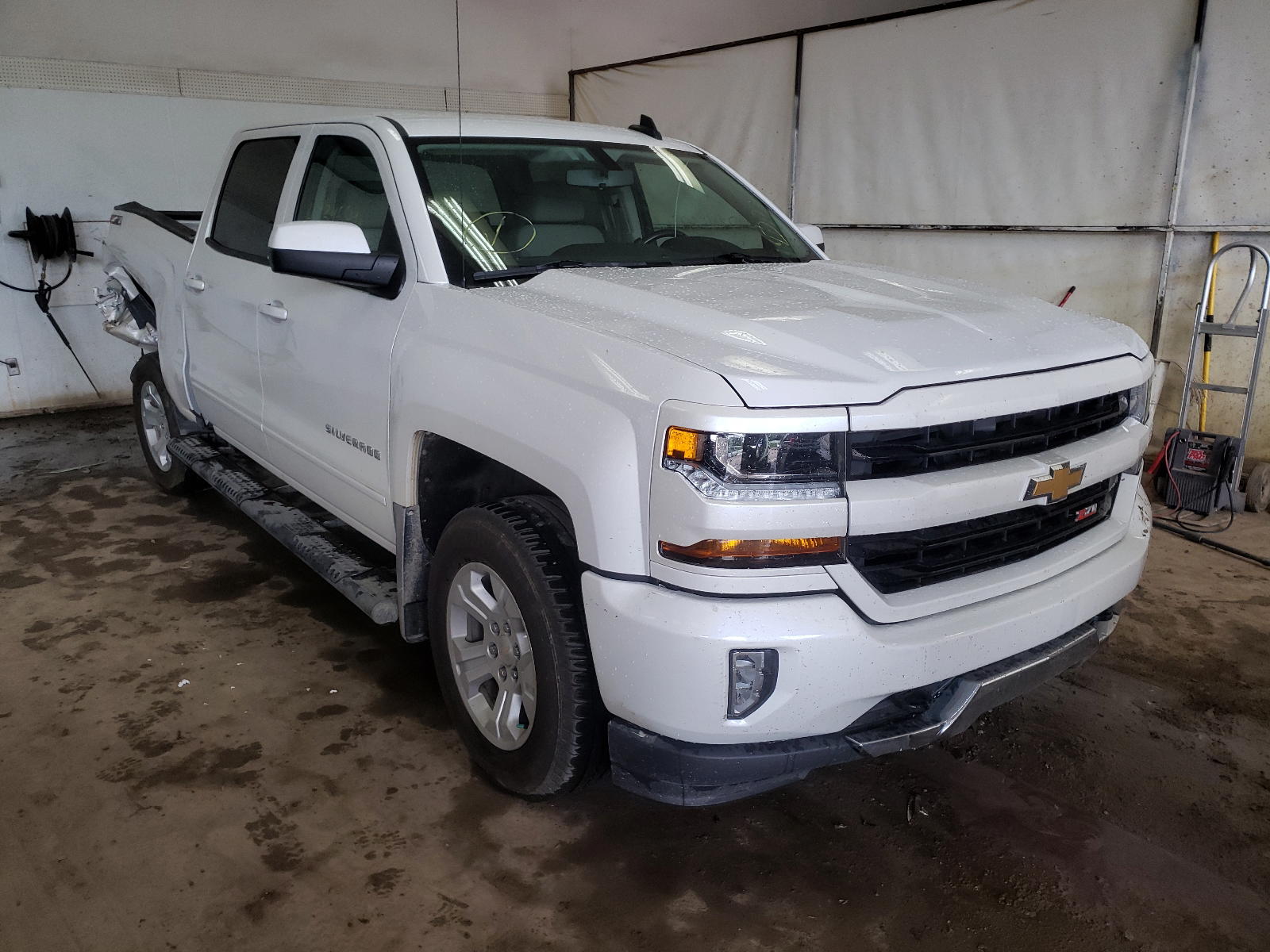 CHEVROLET SILVERADO 2018 with VIN 3GCUKRECXJG243797 - Photo from auction