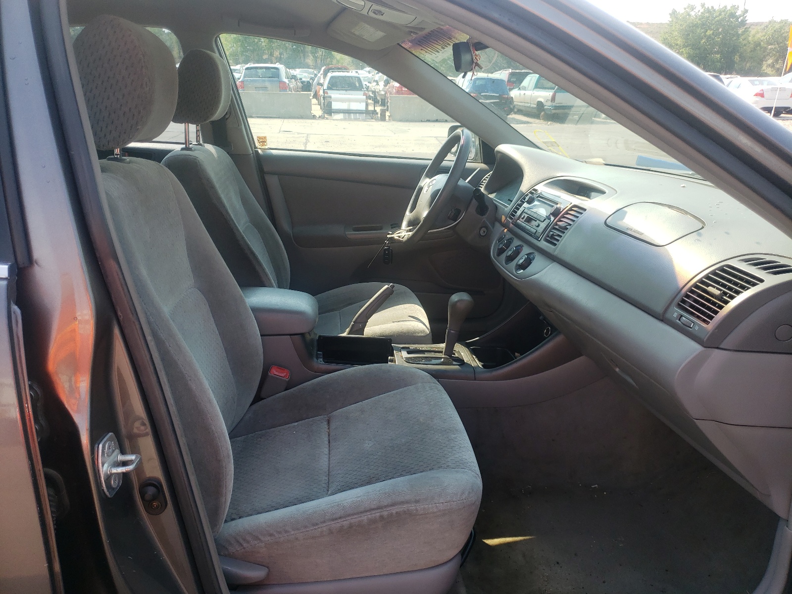 Photo 5 from auction – 2004 TOYOTA CAMRY LE with VIN 4T1BE32K24U817085