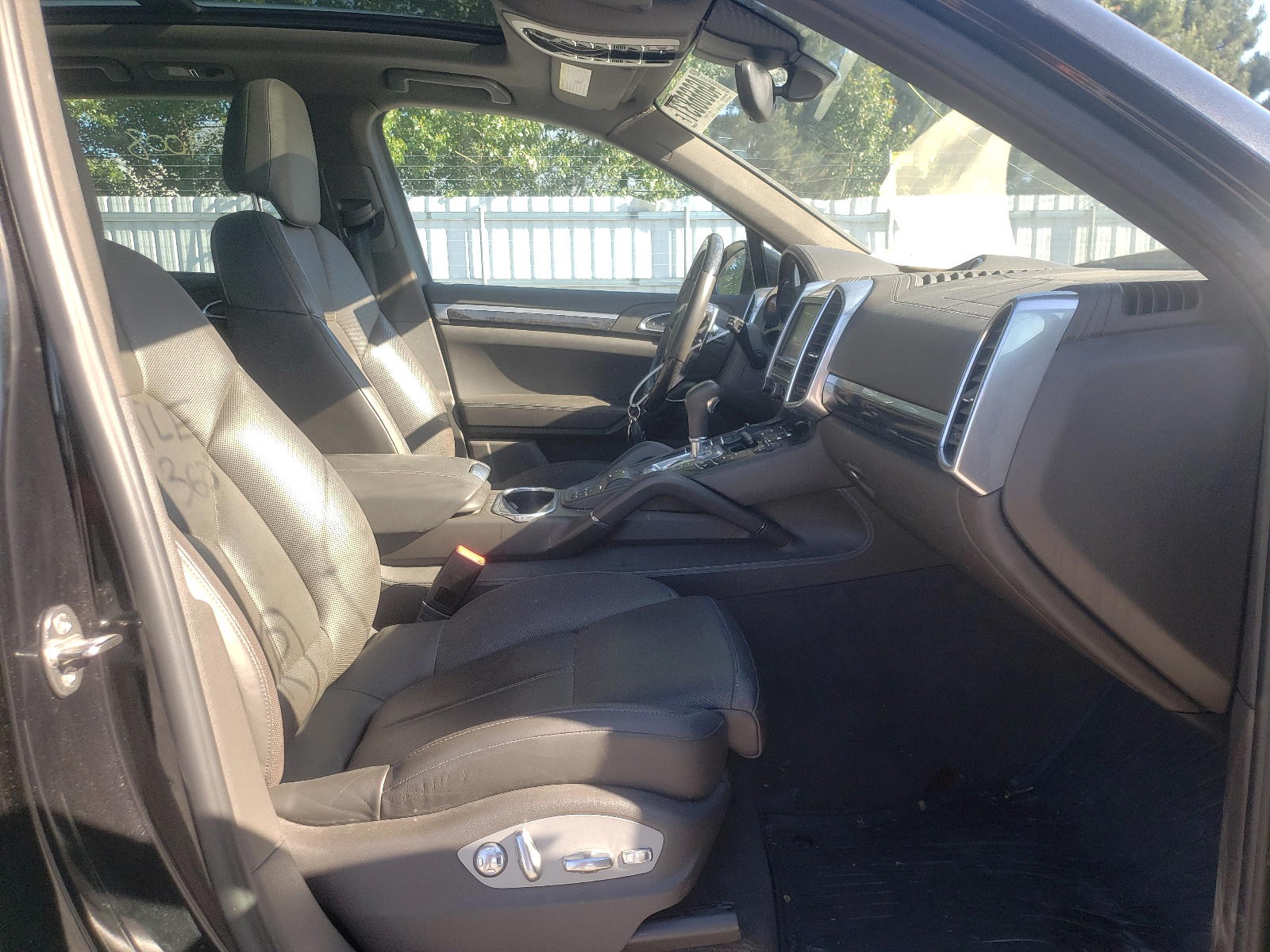 Photo 5 from auction – 2015 PORSCHE CAYENNE SE with VIN WP1AE2A28FLA52774