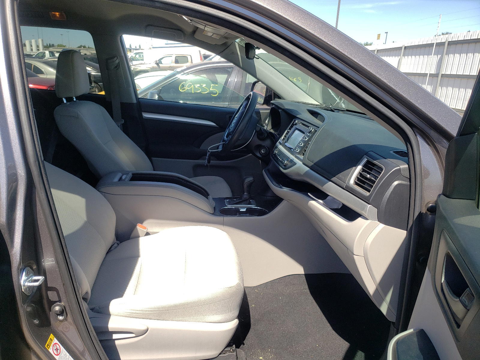 Photo 5 from auction – 2017 TOYOTA HIGHLANDER with VIN 5TDBZRFH9HS445300