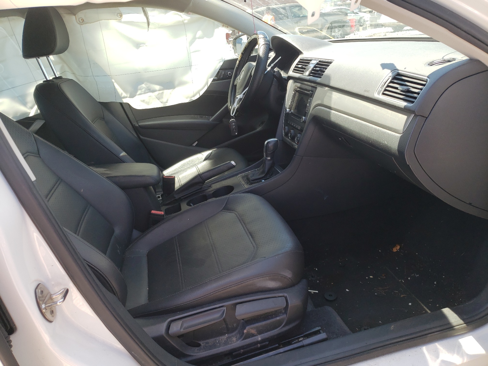 Photo 5 from auction – 2015 VOLKSWAGEN PASSAT S with VIN 1VWAT7A30FC083320