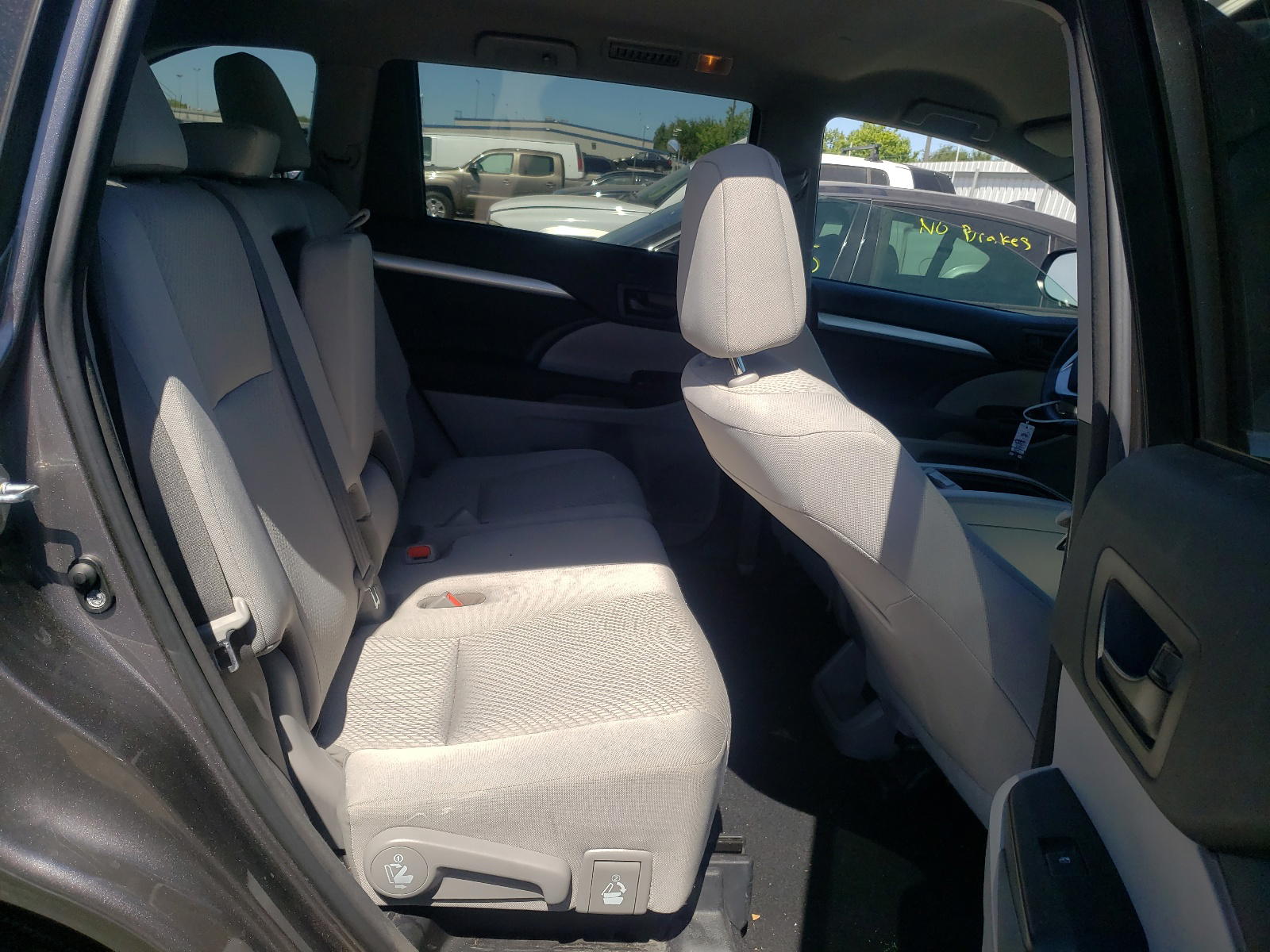 Photo 6 from auction – 2017 TOYOTA HIGHLANDER with VIN 5TDBZRFH9HS445300