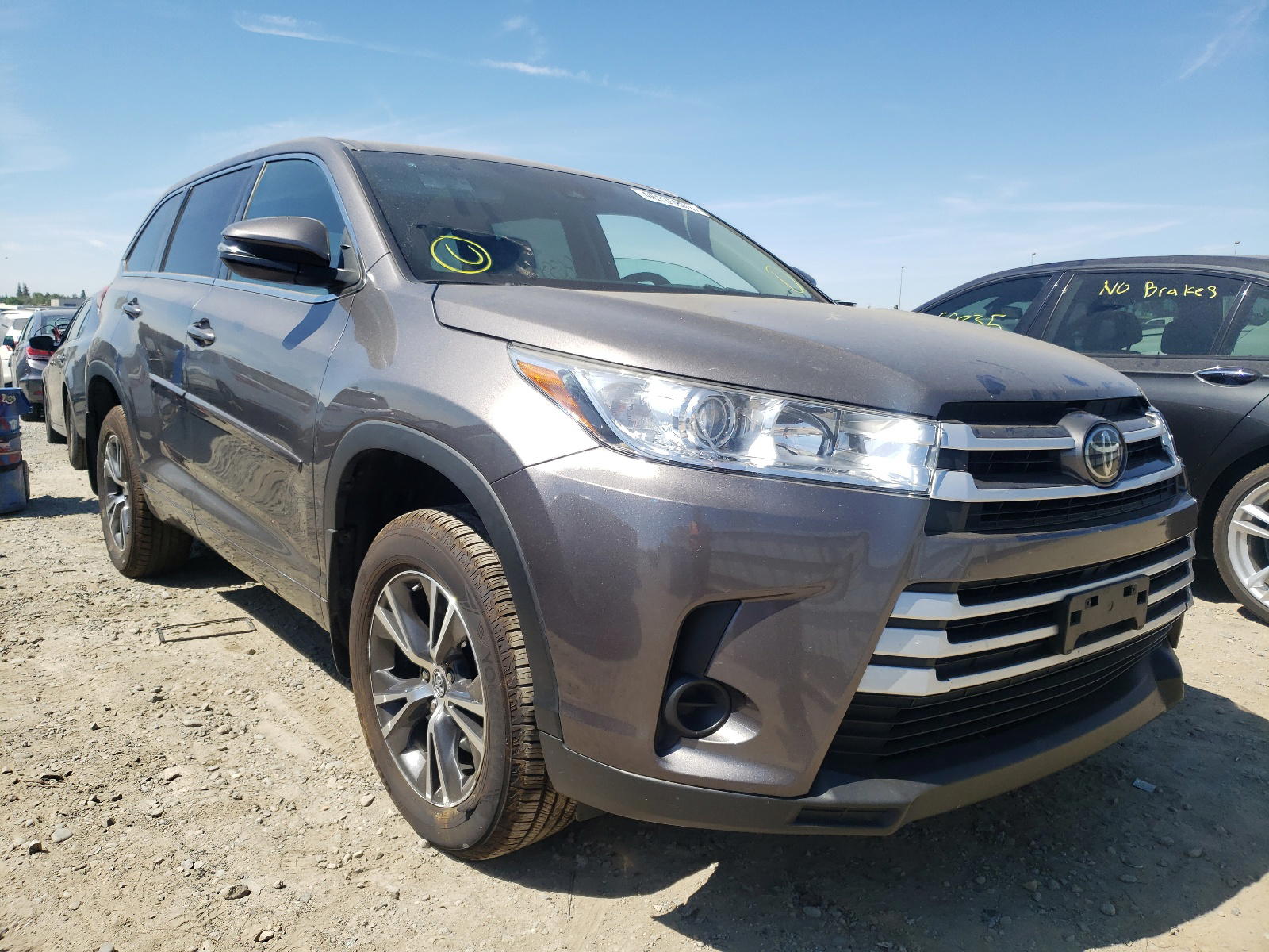 TOYOTA HIGHLANDER 2017 with VIN 5TDBZRFH9HS445300 - Photo from auction