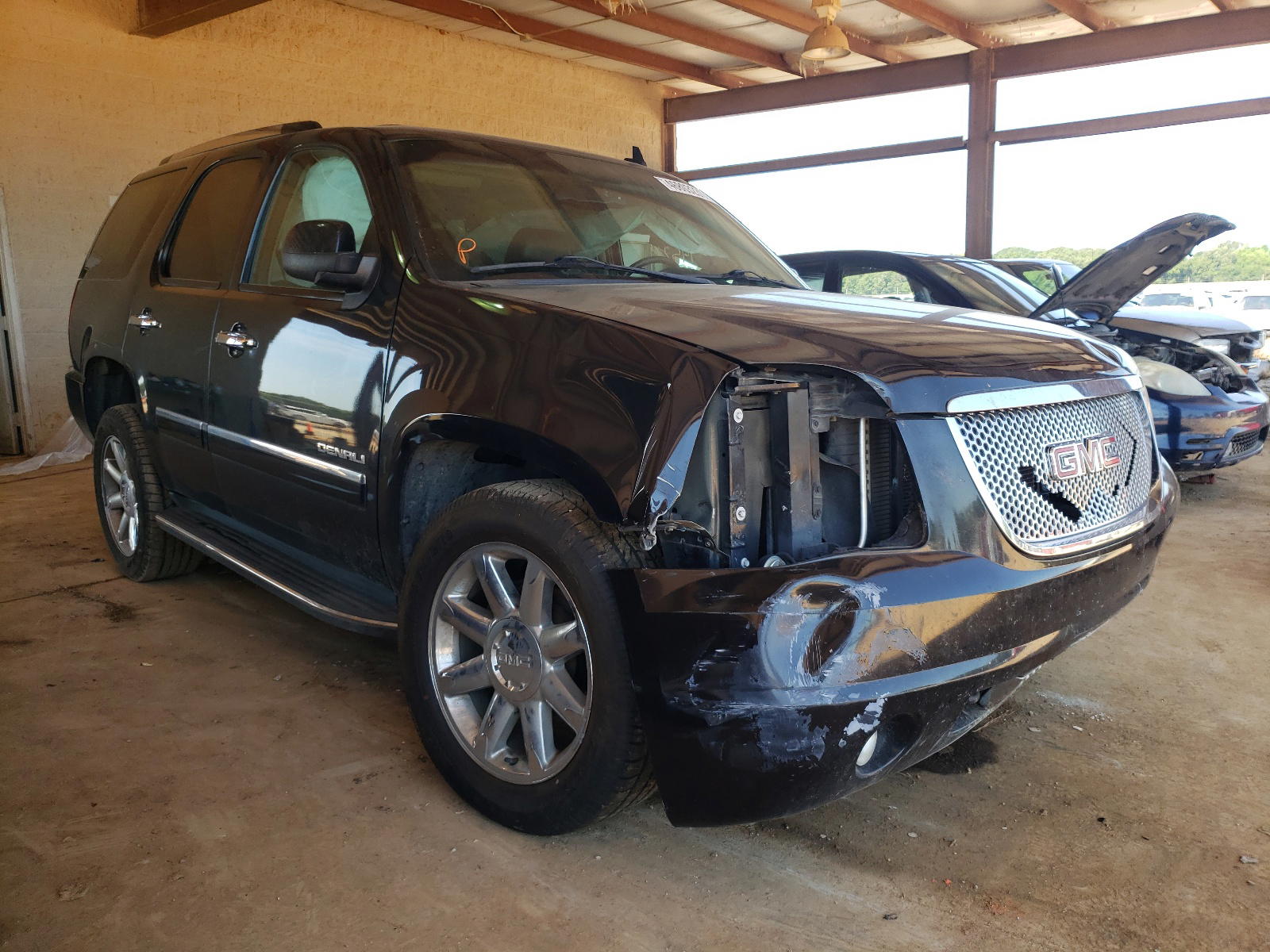 GMC YUKON DENA 2011 with VIN 1GKS1EEF3BR215214 - Photo from auction