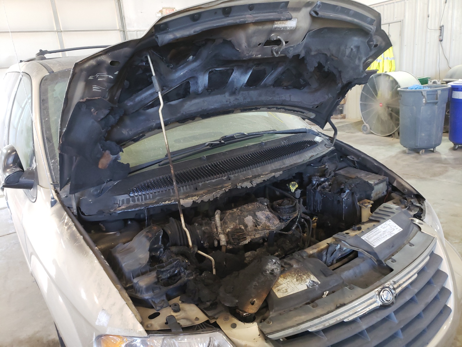 Photo 9 from auction – 2005 CHRYSLER TOWN & COU with VIN 2C8GP54L55R268310