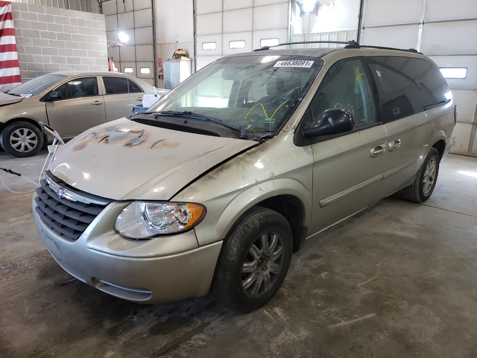 Photo 2 from auction – 2005 CHRYSLER TOWN & COU with VIN 2C8GP54L55R268310