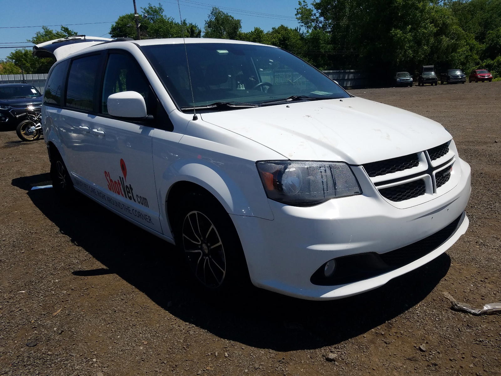 DODGE GRAND CARA 2019 with VIN 2C4RDGEG5KR595463 - Photo from auction