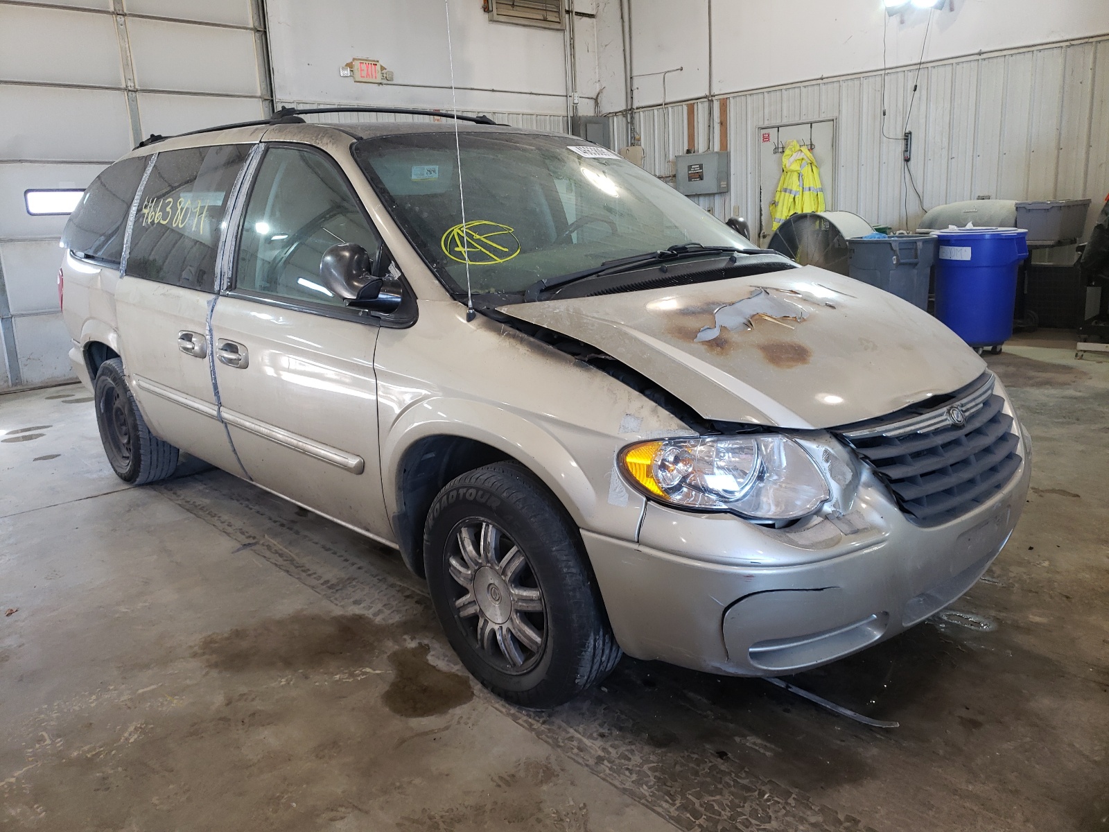 CHRYSLER TOWN & COU 2005 with VIN 2C8GP54L55R268310 - Photo from auction