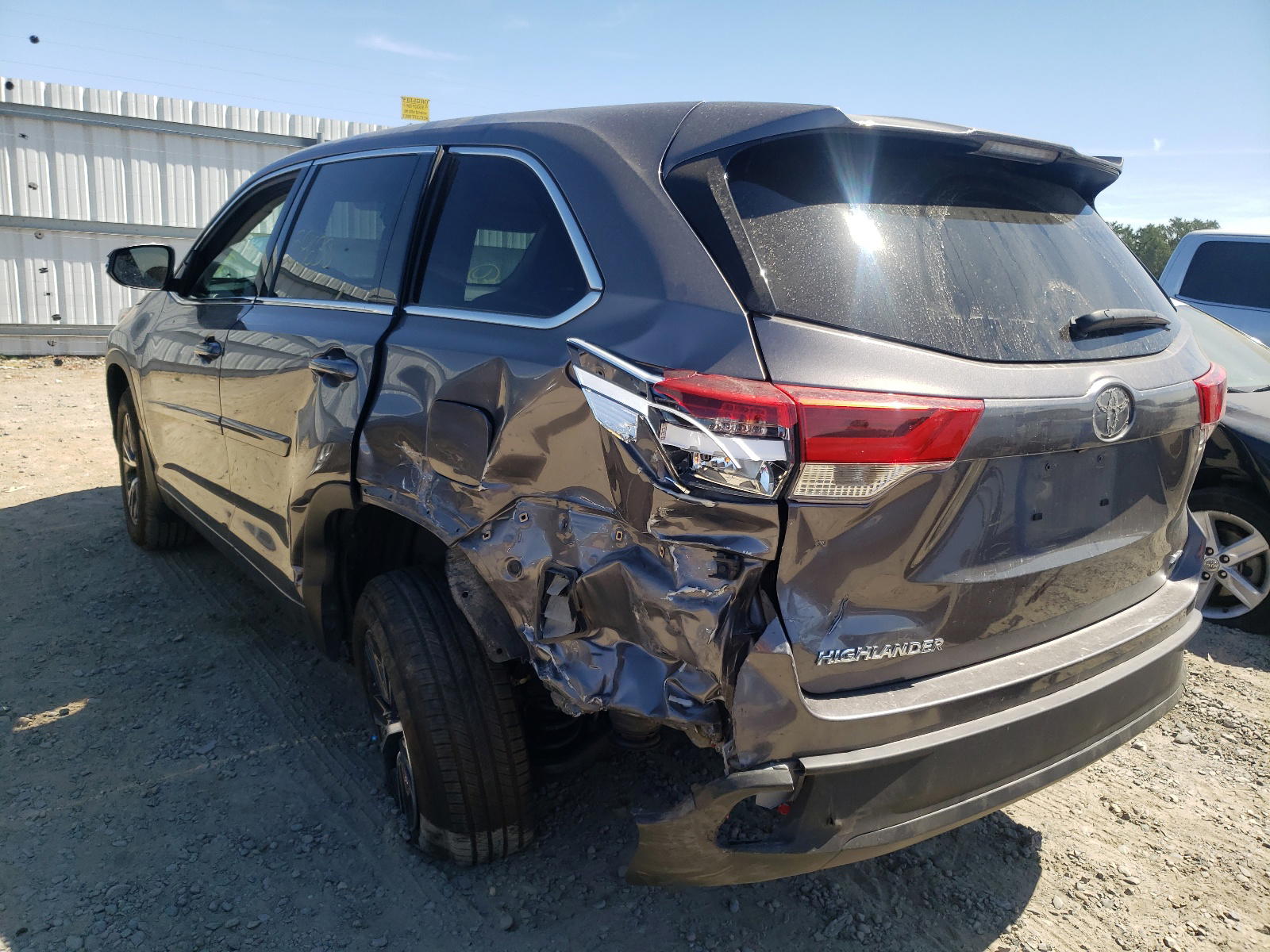 Photo 3 from auction – 2017 TOYOTA HIGHLANDER with VIN 5TDBZRFH9HS445300