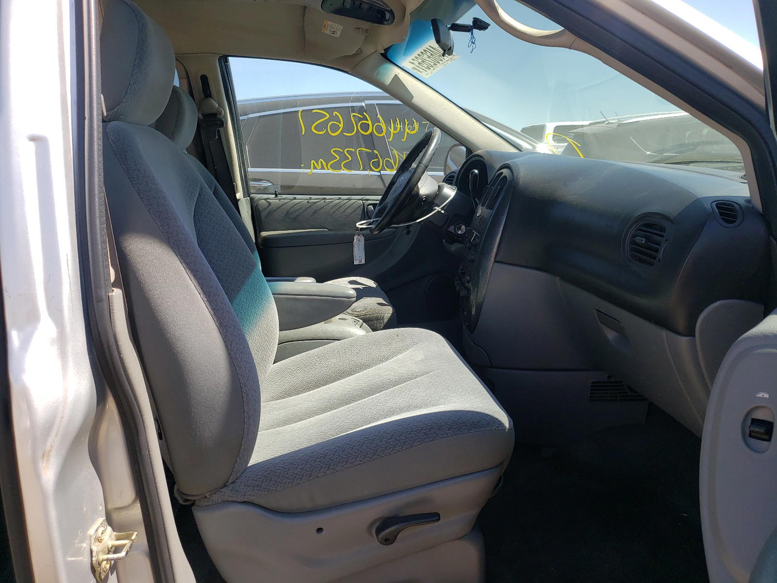 Photo 5 from auction – 2006 DODGE GRAND CARA with VIN 2D4GP44L96R680455