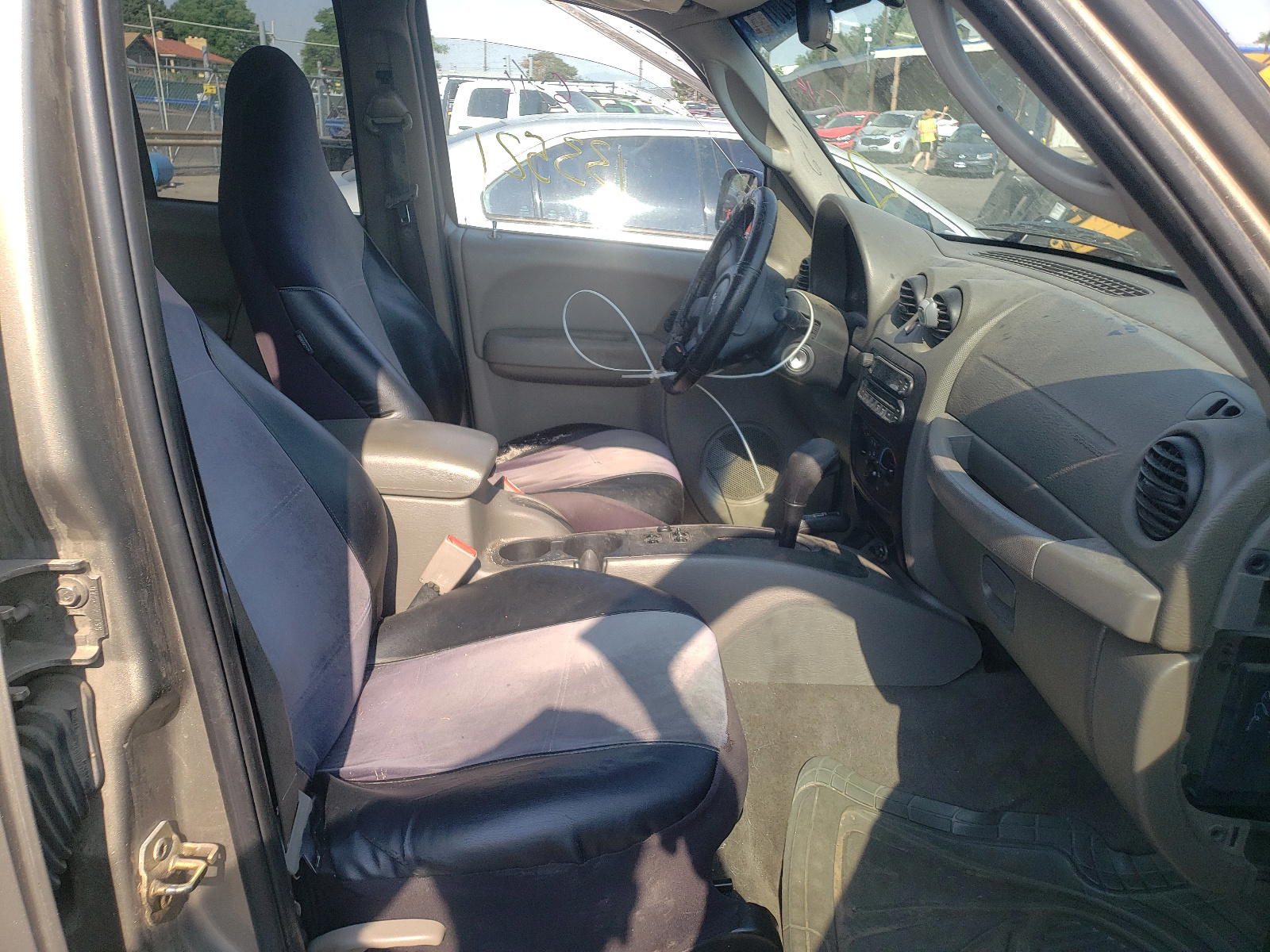 Photo 5 from auction – 2005 JEEP LIBERTY with VIN 1J4GL48K35W665136
