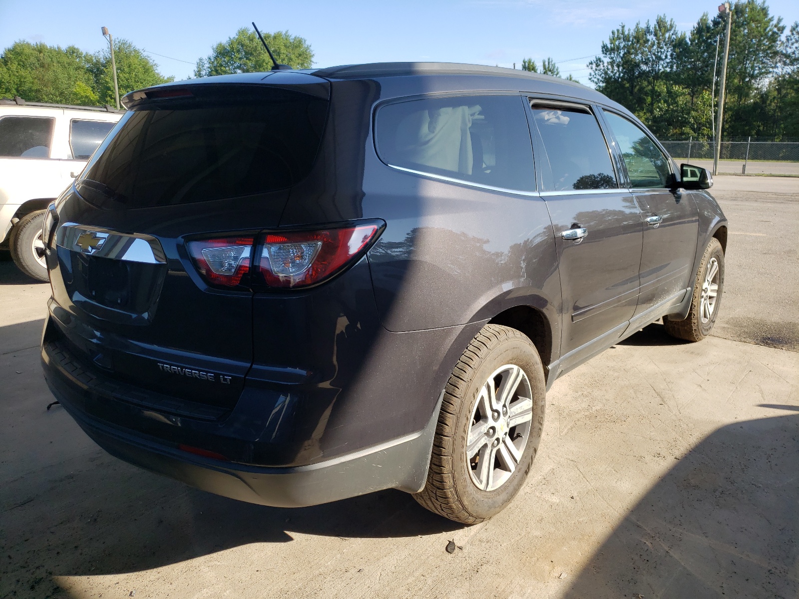 Photo 4 from auction – 2015 CHEVROLET TRAVERSE L with VIN 1GNKRHKD1FJ104441