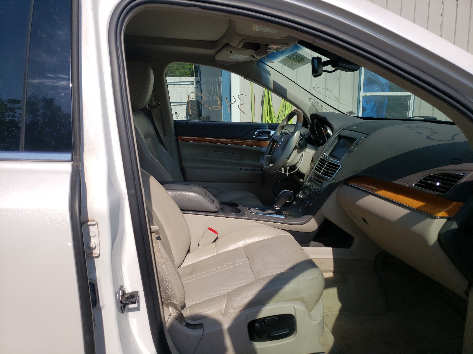 Photo 5 from auction – 2010 LINCOLN MKT with VIN 2LMHJ5ATXABJ08311