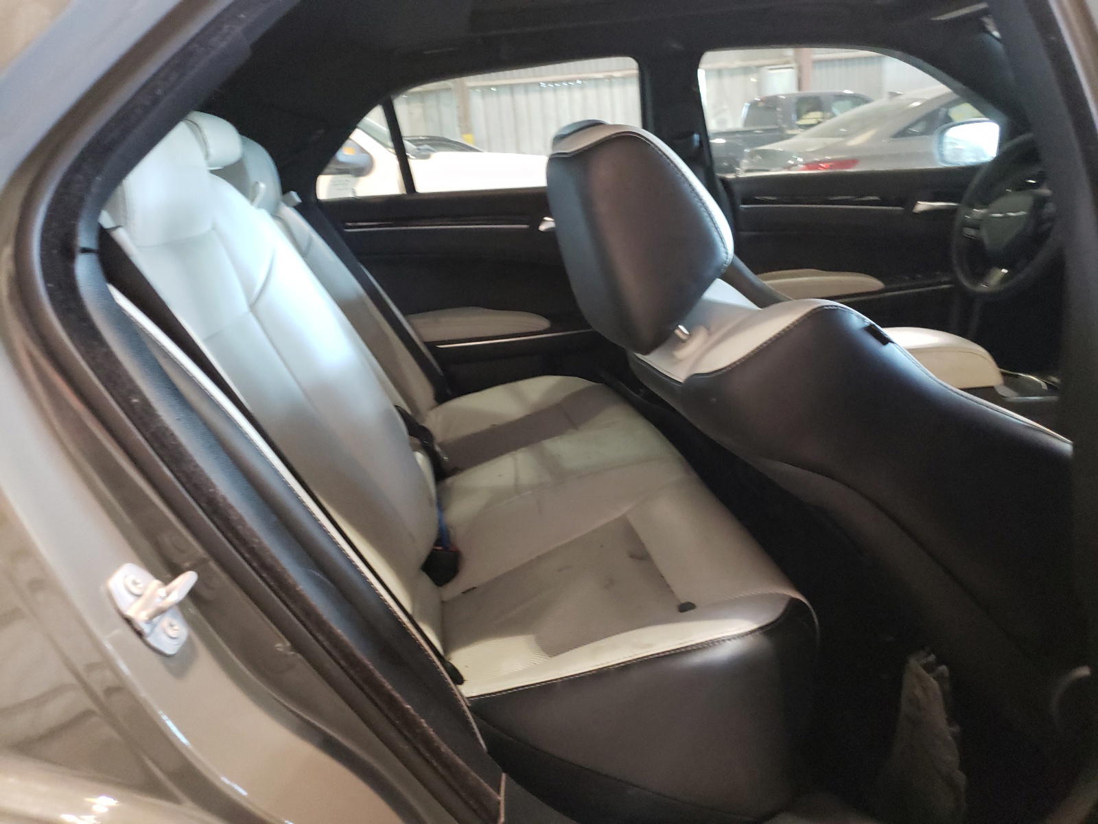 Photo 6 from auction – 2017 CHRYSLER 300 S with VIN 2C3CCABG6HH512278