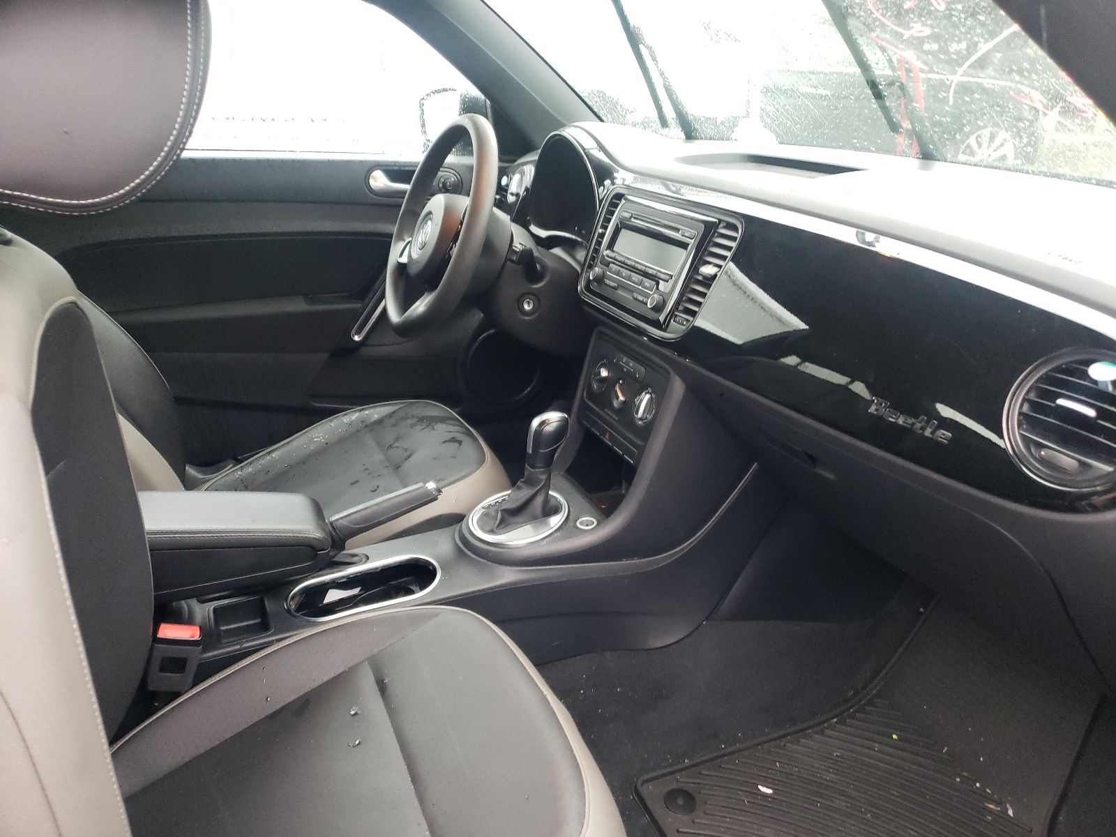 Photo 5 from auction – 2015 VOLKSWAGEN BEETLE 1.8 with VIN 3VWF17AT1FM630170